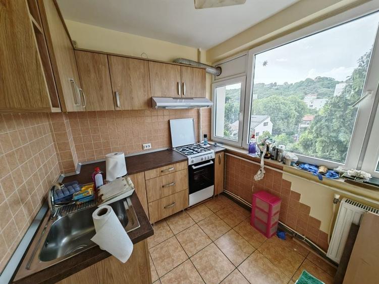 Apartament cu 3 camere semidecomandat în Central