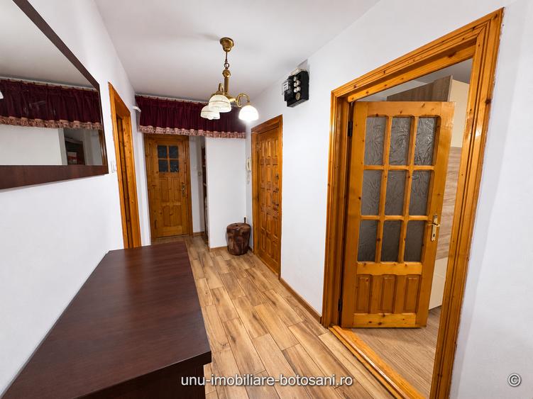 Apartament cu 3 camere decomandat în Sud-Vest