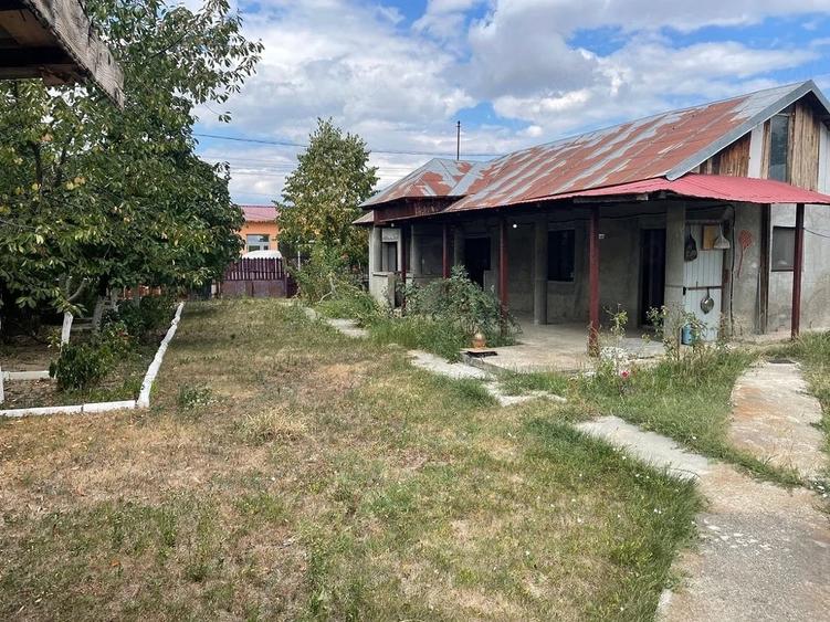 Casă cu Teren 1000 Mp în Teișori