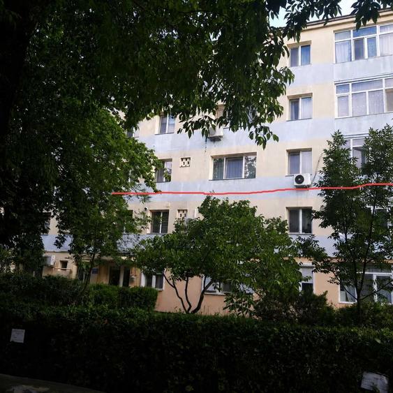 Apartament cu 4 camere semidecomandat în Craiovița Nouă