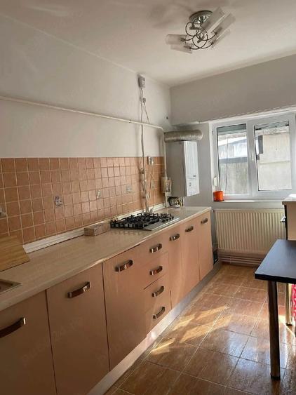 Apartament cu 3 camere semidecomandat în Central