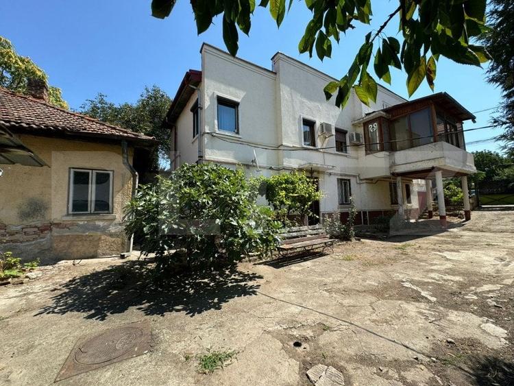 Casă individuală cu 10 camere cu Canalizare în 1 Mai