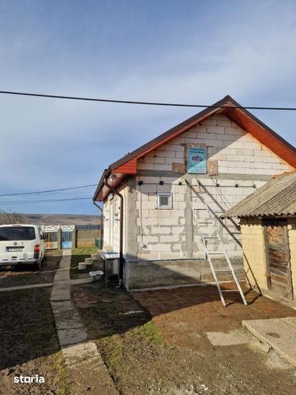Casă cu 2 camere cu Teren 1686 Mp în Găvănești