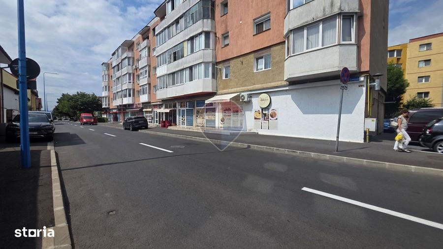 Spațiu comercial, de 83 mp, în Tractorul