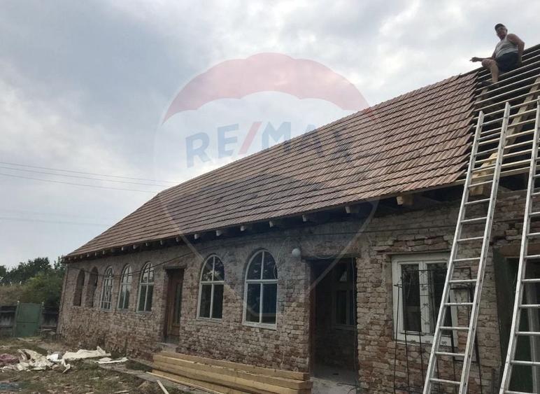Casă individuală cu 4 camere cu Teren 8514 Mp în Romanești