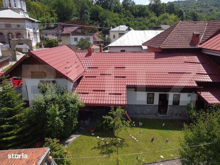 Casă cu 4 camere decomandat în Pietroșița