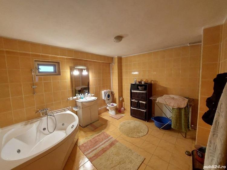 Casă cu 6 camere în Piața Centrală