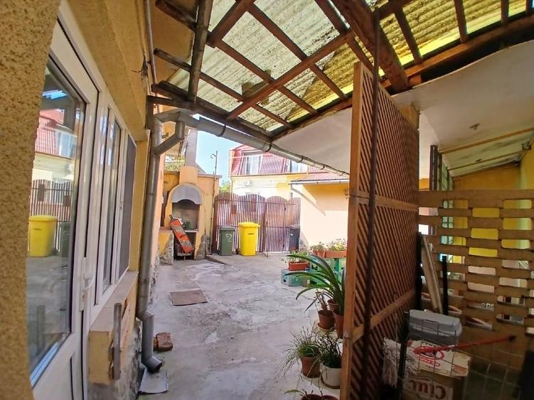 Casă individuală cu 5 camere cu Canalizare în Est