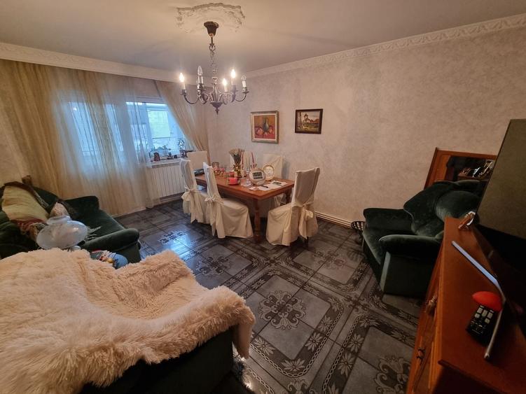 Apartament cu 4 camere decomandat, mobilat în Faleza Nord
