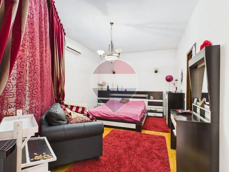Casă individuală cu 9 camere cu Teren 642 Mp în Periferie