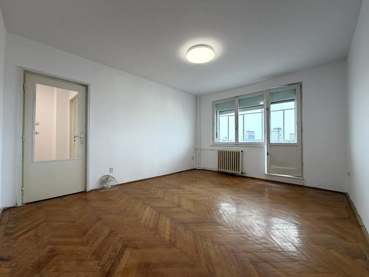 Apartament cu 3 camere semidecomandat în Punctele Cardinale