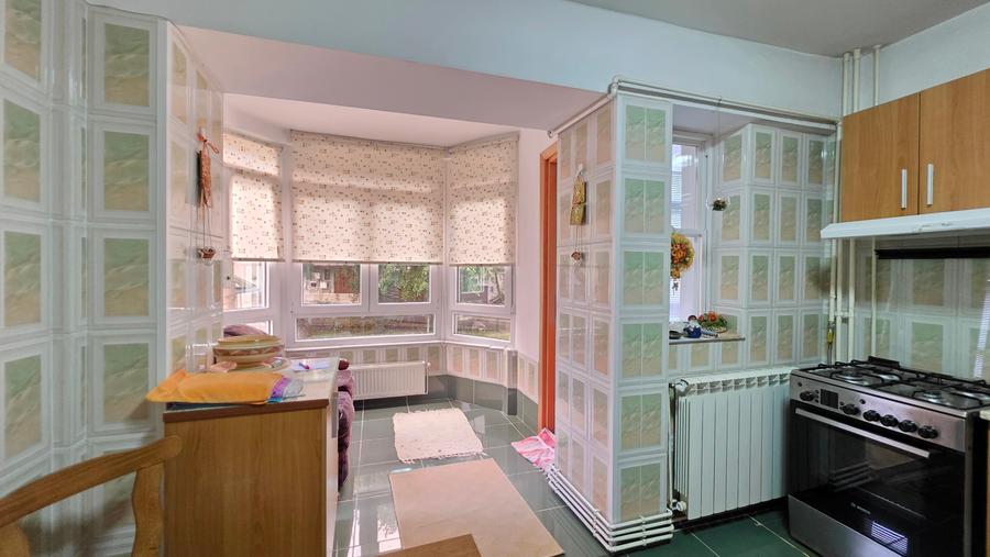 Apartament cu 3 camere semidecomandat în Calea Moroieni