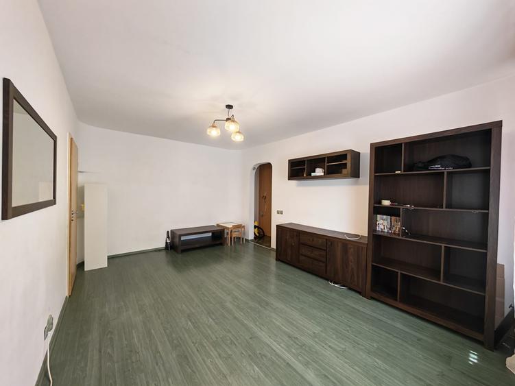Apartament cu 3 camere semidecomandat în Drumul Taberei