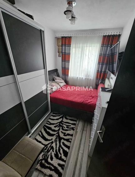 Apartament cu 3 camere semidecomandat în Podu Roș