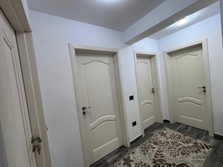 Apartament cu 3 camere decomandat în Săvinești