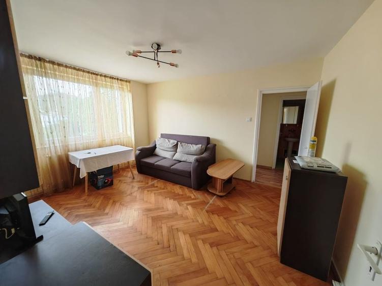 Apartament cu 3 camere semidecomandat în Central