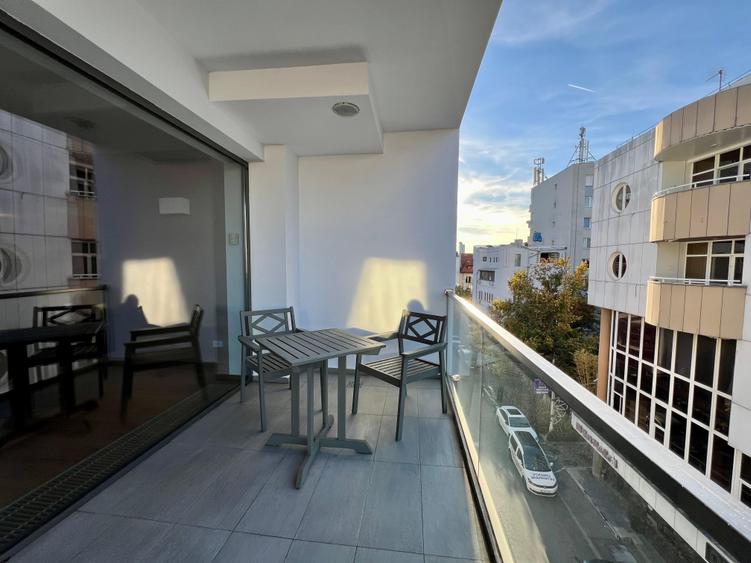 Apartament cu 3 camere semidecomandat, mobilat în P-ța Dorobanți