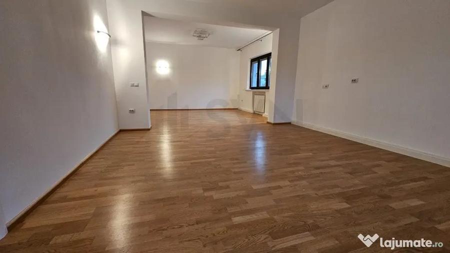 Apartament cu 3 camere decomandat în Casin