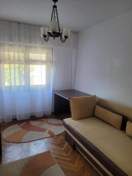 Apartament cu 3 camere decomandat, mobilat în Balada
