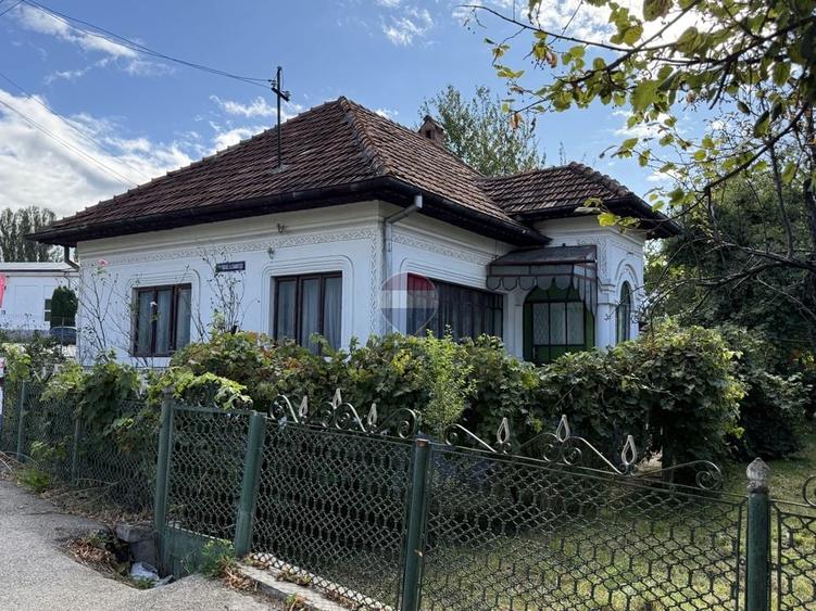 Casă individuală cu 6 camere cu Teren 433 Mp în Sud
