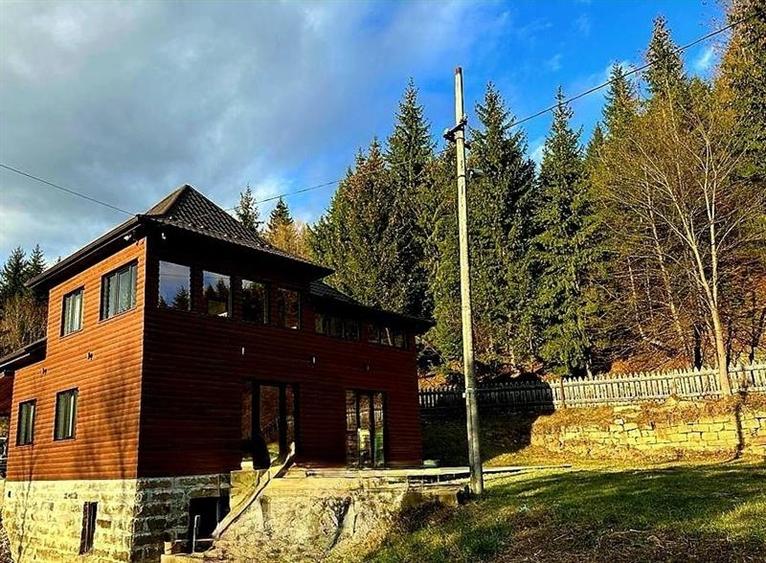 Casă individuală cu 4 camere cu Teren 4979 Mp în Vama