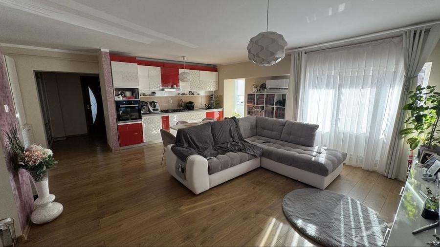 Apartament cu 3 camere decomandat, mobilat în Nicolina