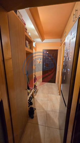 Apartament cu 2 camere semidecomandat în Craiovița Nouă