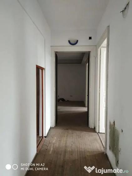 Spațiu comercial, de 2,600 mp, în Universitate