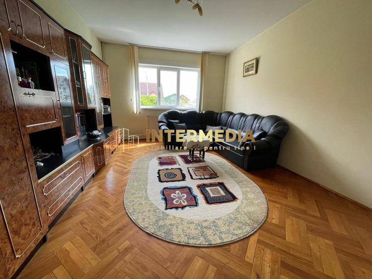 Casă individuală cu 8 camere cu Canalizare în Cetate