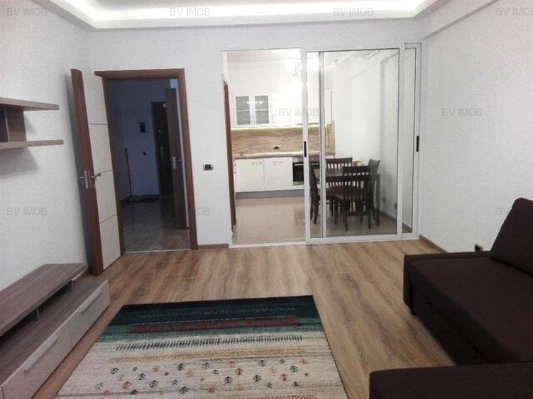Apartament cu 3 camere decomandat în Tractorul