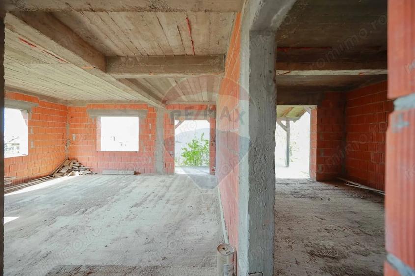 Casă cu Teren 1013 Mp în Cordău