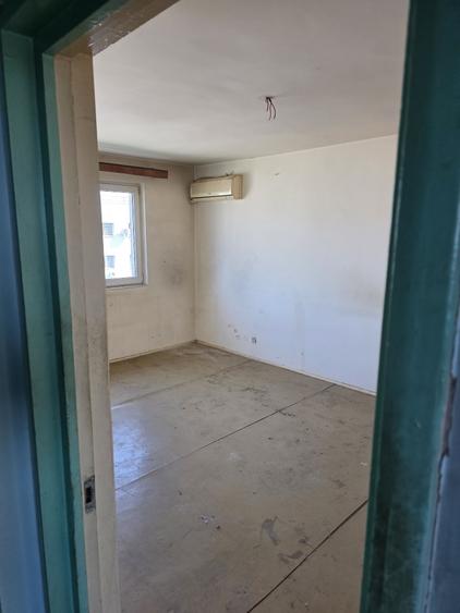 Apartament cu 3 camere semidecomandat în Exterior Vest