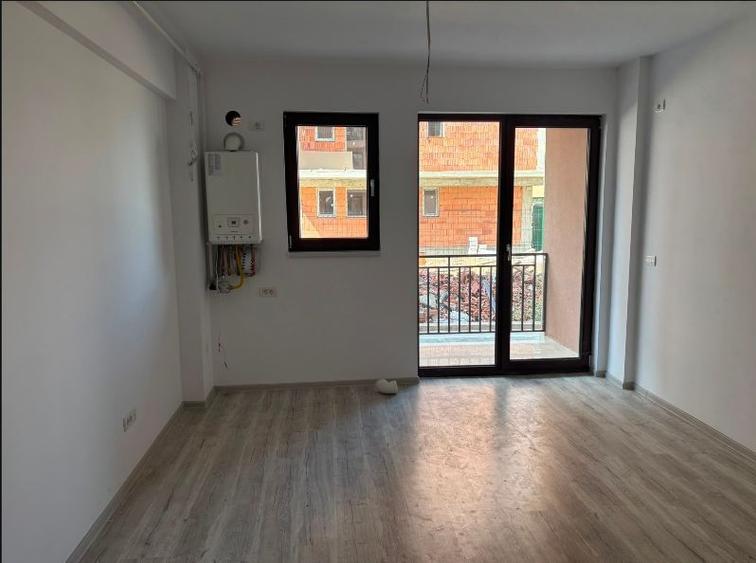 Apartament cu 3 camere semidecomandat în Girocului
