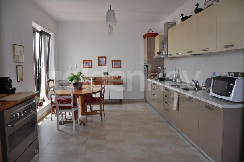 Apartament cu 4 camere decomandat în Kiseleff