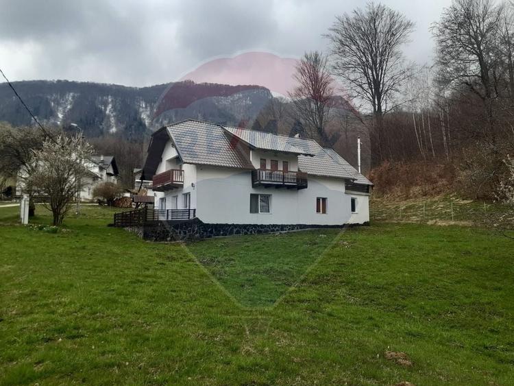 Casă individuală cu 7 camere cu Teren 3580 Mp în Tohănița