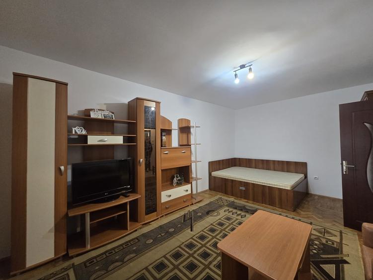 Garsonieră decomandată în Independenței