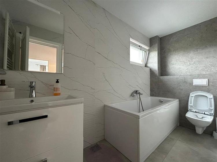 Duplex cu 4 camere cu Canalizare în Bucium
