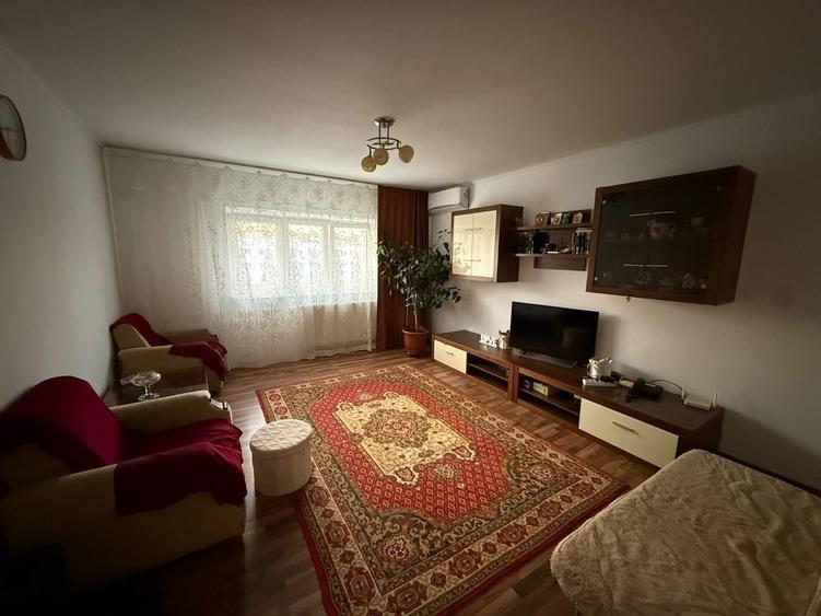 Apartament cu 3 camere decomandat în Obor