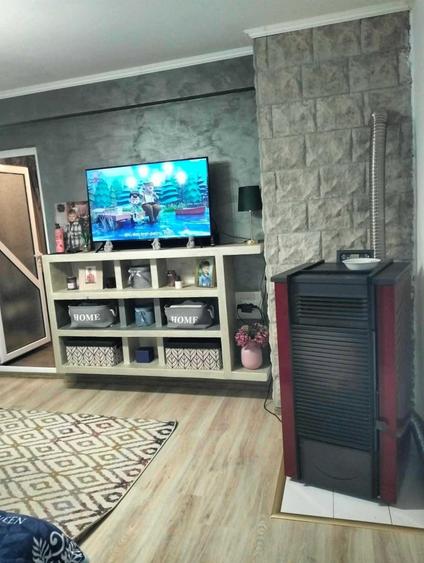 Apartament cu 3 camere semidecomandat în Nămoloasa