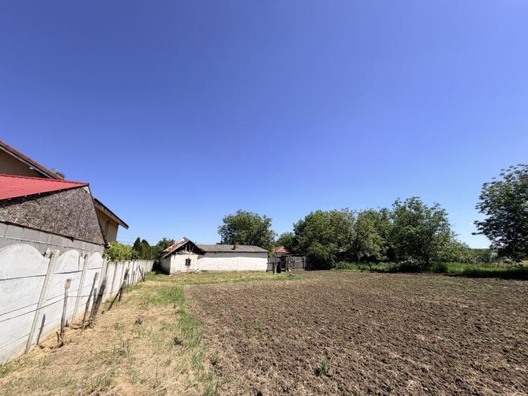 Casă individuală cu 6 camere cu Teren 3000 Mp în Exterior Nord