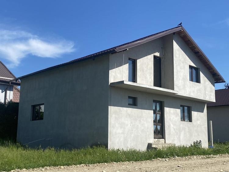 Casă cu 4 camere în Lazuri