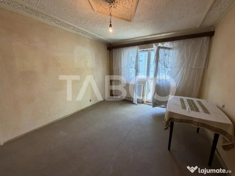 Apartament cu 4 camere semidecomandat în Central