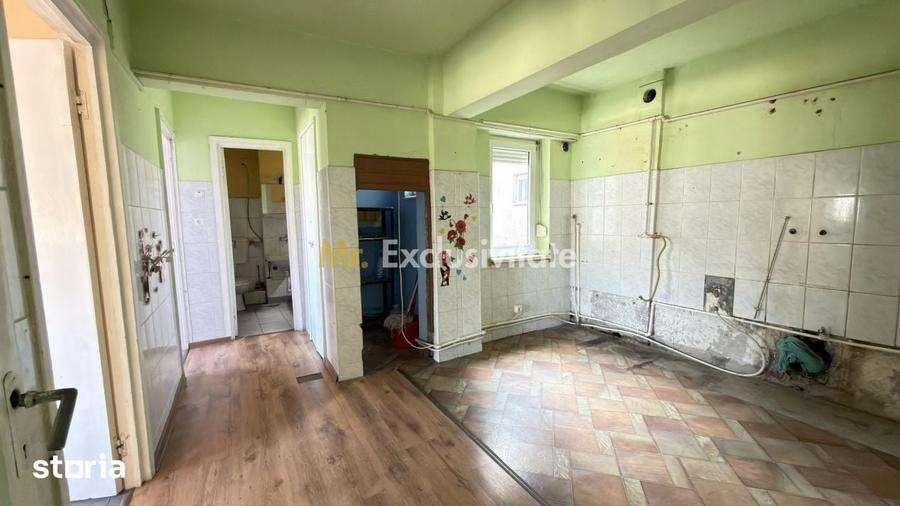 Apartament cu 4 camere semidecomandat în Central