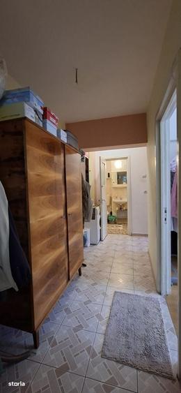 Apartament cu 3 camere semidecomandat în Mioriței