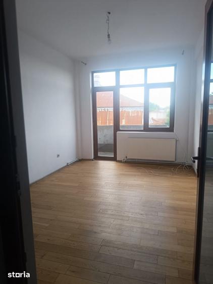 Casă cu 10 camere cu Teren 970 Mp în Calea București