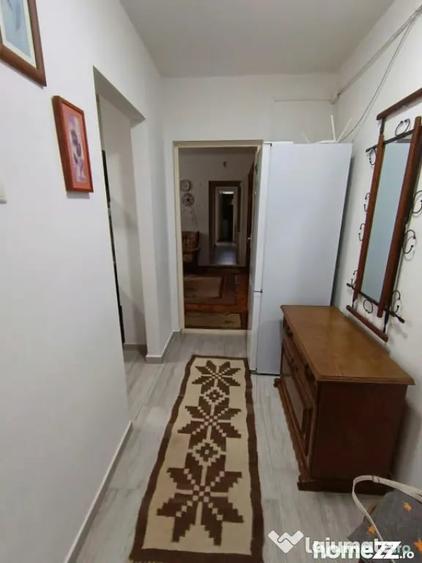 Apartament cu 4 camere semidecomandat în Săsar