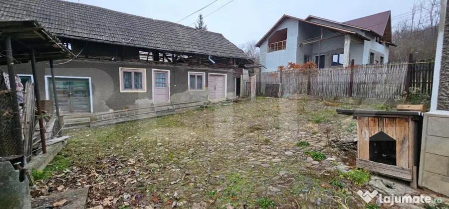 Casă cu 2 camere cu Teren 1200 Mp în Central