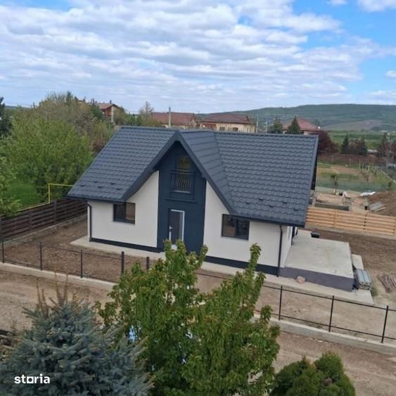 Casă cu 3 camere decomandat în Podu Roș