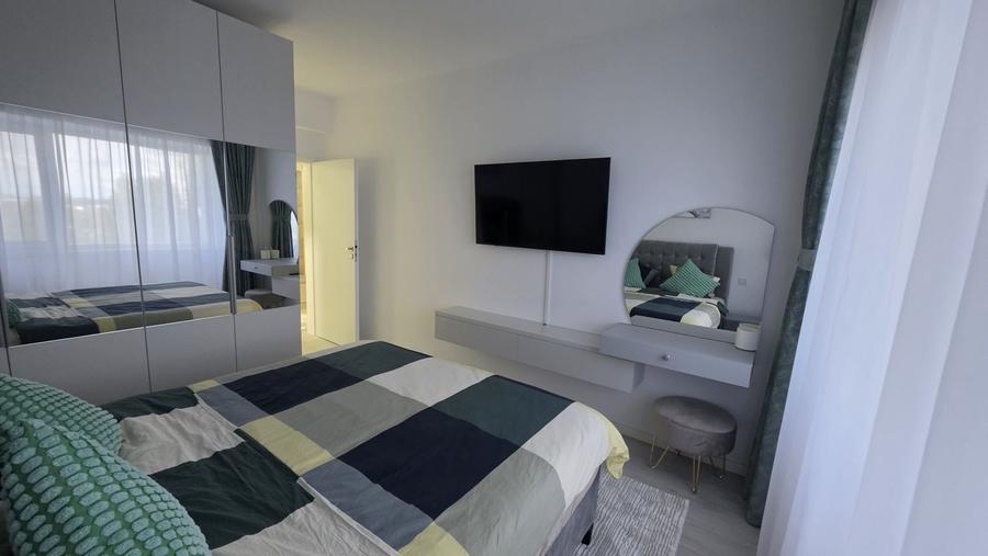 Apartament cu 3 camere semidecomandat în Olteni