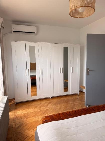 Apartament cu 4 camere semidecomandat în P-ța Romană